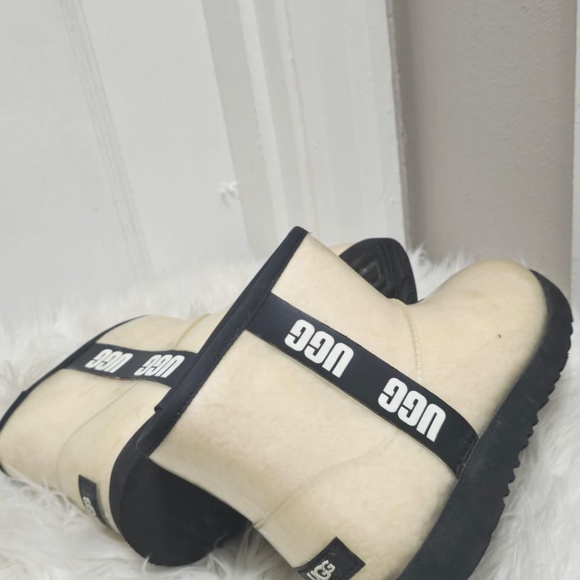 UGG Classic Mini Boots — Light Beige Women’s Size 37 Or US 6 🌴✌️ - Picture 7 of 9